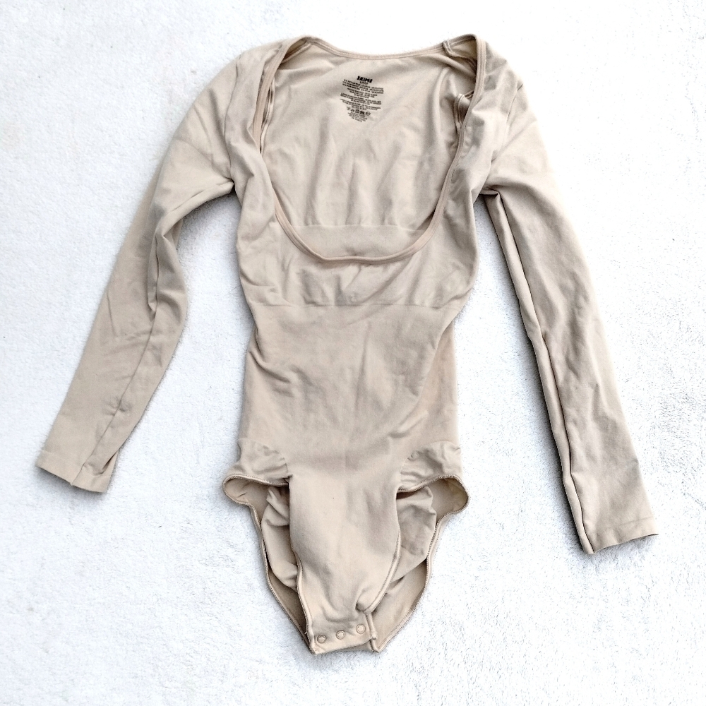 SKIMS Seamless Sculpt Open Bust Long Sleeved Brief Bodysuit Size Small Clay